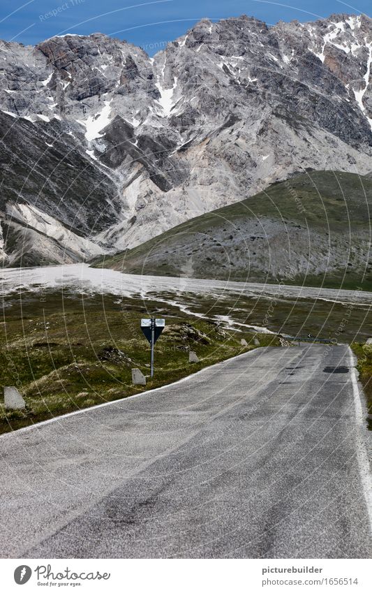 Straße in den Bergen Gebirge Weg Urlaub Ferien Ferne Natur Landschaft Sommer Schönes Wetter Gipfel Gletscher blau grau grün Schnee Farbfoto Außenaufnahme