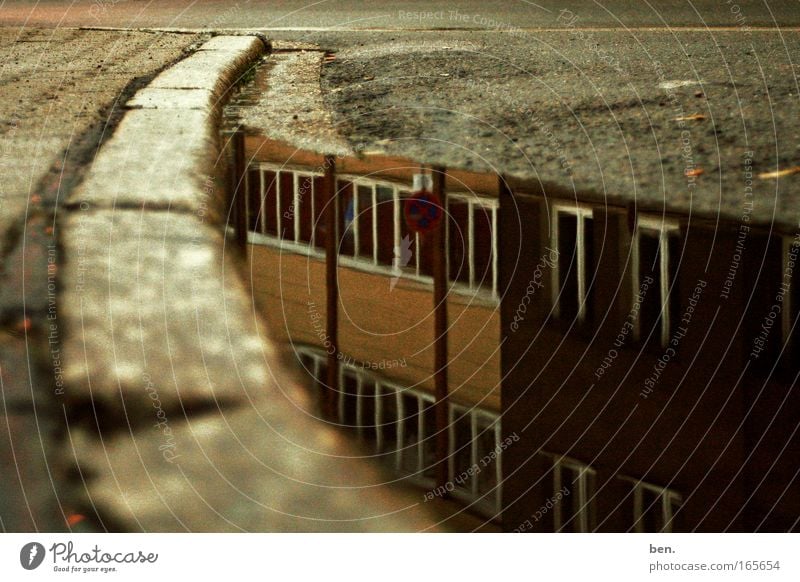 Inca Roads Farbfoto Außenaufnahme Abend Dämmerung Schatten Reflexion & Spiegelung Schwache Tiefenschärfe Wasser Wetter Regen Verkehr Straße trashig trist weich