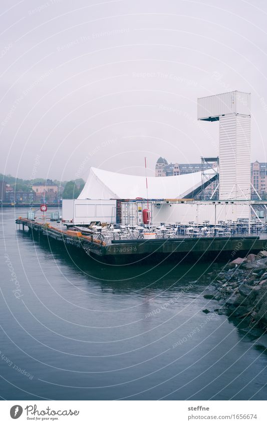 Auspuff Oslo Feste & Feiern Stuhl partyzelt Zelt Wasser Uferpromenade Norwegen Regen schlechtes Wetter Traurigkeit Gedeckte Farben Außenaufnahme