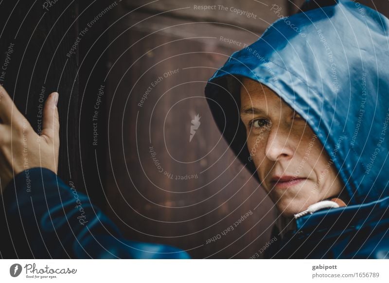 AST 9 | last rainmai Mensch feminin Junge Frau Jugendliche Erwachsene Leben 1 Sommer schlechtes Wetter Regen blau braun kalt unheimlich Regenmantel Tür Farbfoto