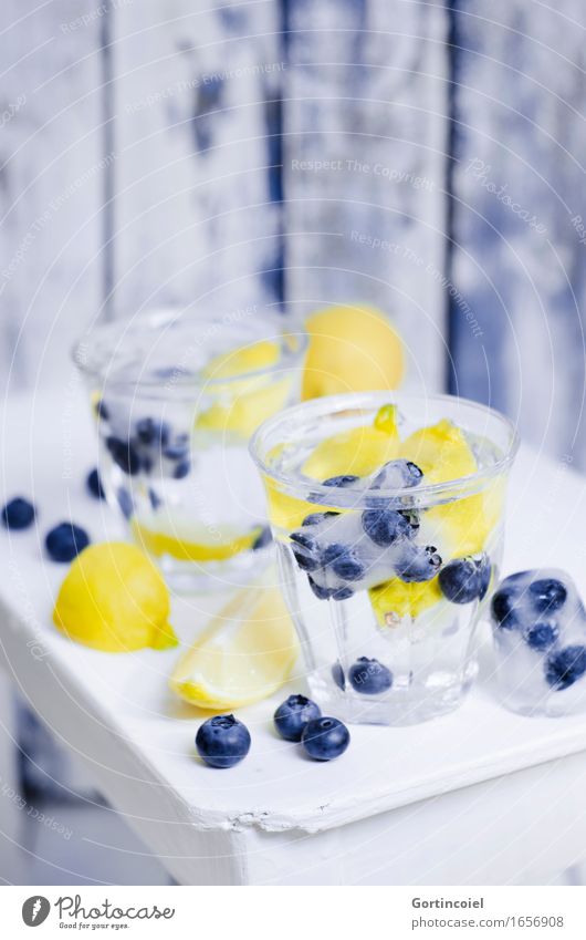 Blaubeer-Spritz Lebensmittel Frucht Getränk Erfrischungsgetränk Trinkwasser Limonade Longdrink Cocktail Glas Gesundheit blau gelb weiß Zitrone Blaubeeren Wasser