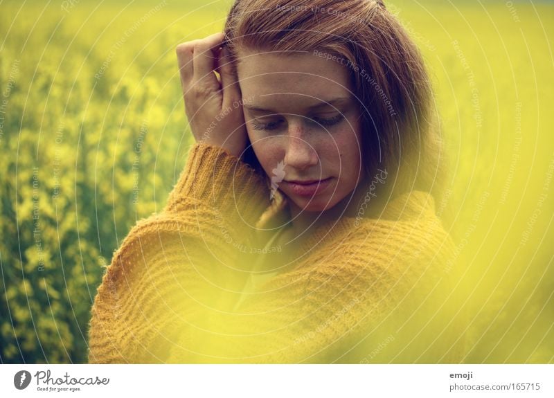 a dream in yellow Farbfoto mehrfarbig Außenaufnahme Tag Unschärfe Totale Porträt Oberkörper Vorderansicht Blick nach unten geschlossene Augen feminin Junge Frau