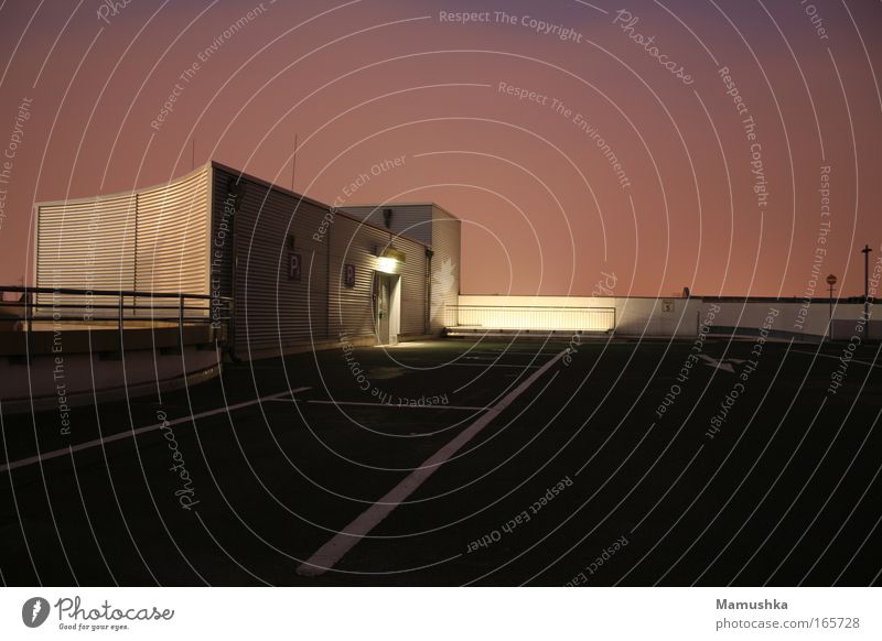 Parkdeck Außenaufnahme Menschenleer Abend Dämmerung Lichterscheinung Sonnenaufgang Sonnenuntergang Zentralperspektive Haus Parkhaus Bauwerk Gebäude Architektur