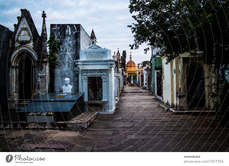 Friedhof Asuncion, Paraguay Hauptstadt grau Südamerika Grab Grabmal Grabstein Grabkammer Tod Farbfoto Gedeckte Farben Außenaufnahme Menschenleer Abend Dämmerung