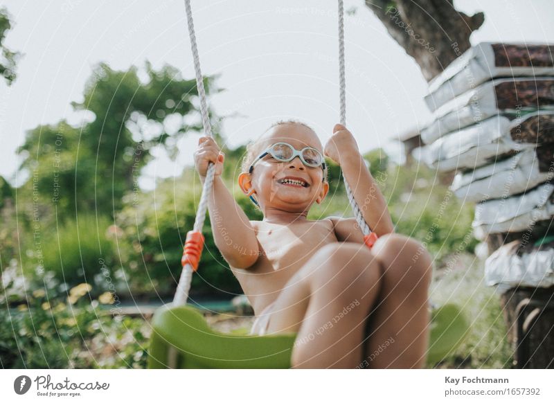 ° Leben Zufriedenheit Spielen Schaukel Freiheit Sommer Garten Mensch Kleinkind Junge Kindheit 1 1-3 Jahre Brille Bewegung lachen schaukeln leuchten toben frisch