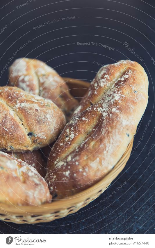 hausgemachtes mediterranes olivenbrot Lebensmittel Getreide Teigwaren Backwaren Brot Ernährung Essen Frühstück Mittagessen Büffet Brunch Geschäftsessen Picknick