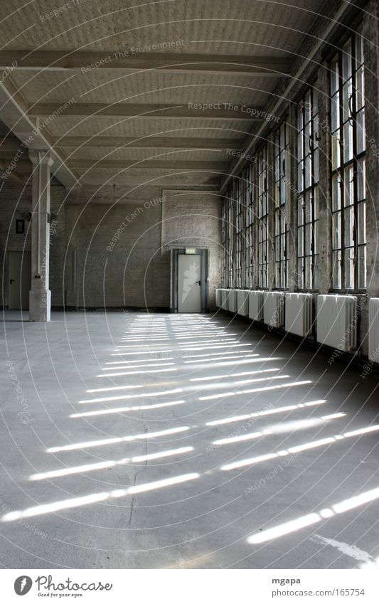 viel Platz Farbfoto Innenaufnahme Menschenleer Tag Licht Schatten Kontrast Sonnenlicht Starke Tiefenschärfe Weitwinkel Industrieanlage Fabrik Gebäude