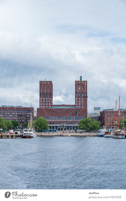 Peace Wasser Himmel Wolken Küste Haus Rathaus Frieden Oslo Norwegen Fjord Bootsfahrt Ankunft Hafen friedensnobelpreis Farbfoto Außenaufnahme Menschenleer