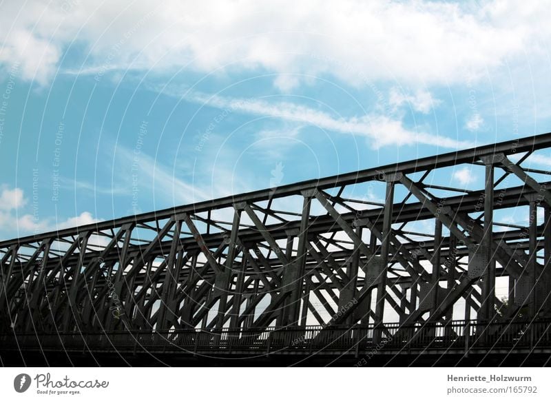 Schwarz zu Blau Farbfoto Menschenleer Natur Luft Himmel Wolken Brücke Architektur Metall eckig einfach fest stark blau grau schwarz weiß Kraft