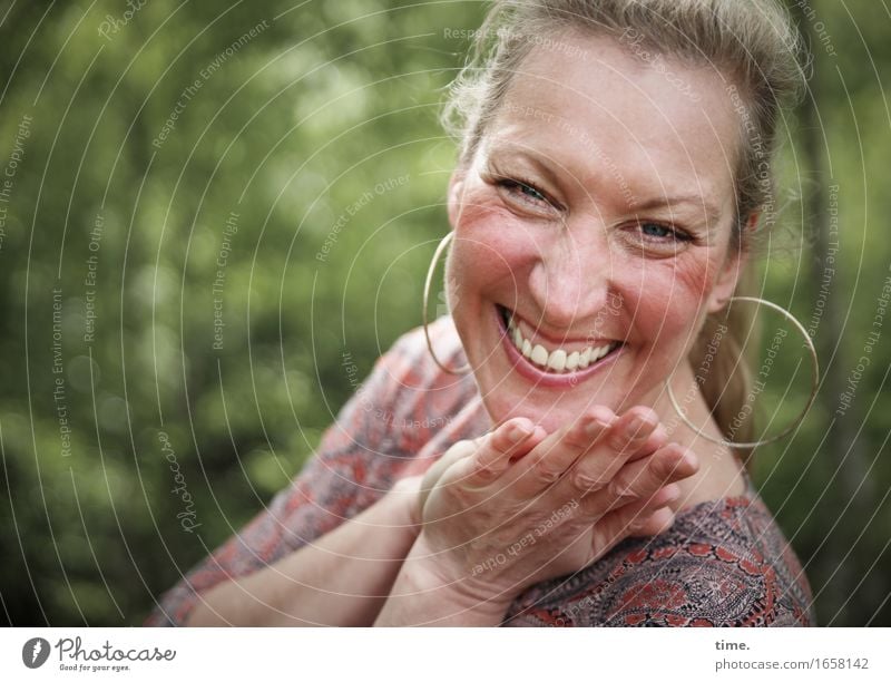 Yvonne feminin 1 Mensch Wald Kleid Ohrringe blond langhaarig beobachten Erholung lachen Blick Fröhlichkeit schön Freude Glück Zufriedenheit Lebensfreude