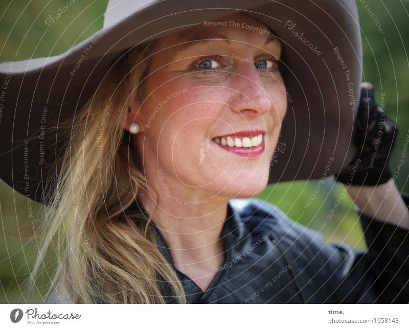 Yvonne feminin 1 Mensch Park Jacke Handschuhe Hut blond langhaarig beobachten lachen Blick positiv schön Zufriedenheit Lebensfreude selbstbewußt Optimismus