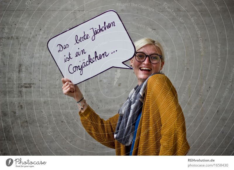 blau machen | mit Conjäckchen Mensch feminin Junge Frau Jugendliche 1 18-30 Jahre Erwachsene Brille blond Zopf Beton Schriftzeichen Schilder & Markierungen