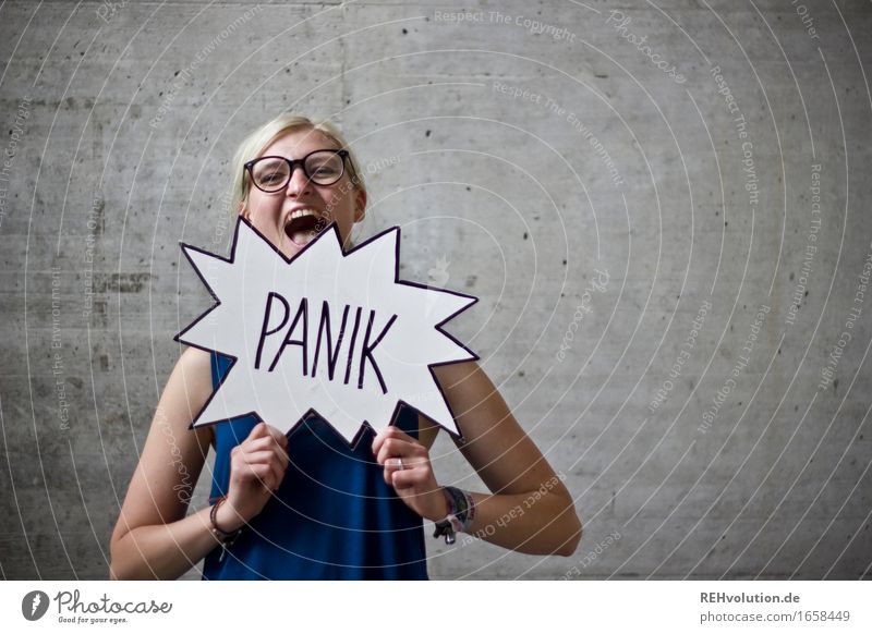 PANIK Student Mensch feminin Junge Frau Jugendliche 1 18-30 Jahre Erwachsene Brille blond Beton Zeichen Schriftzeichen Schilder & Markierungen Hinweisschild