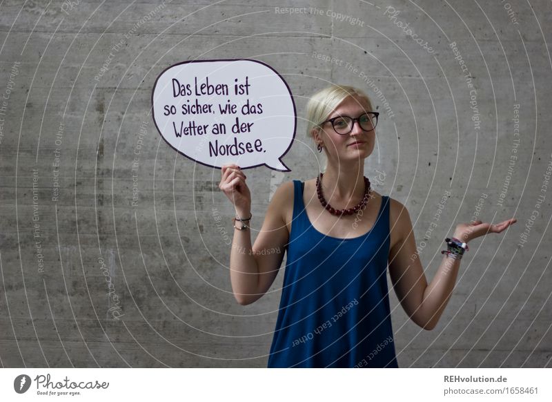 Das Leben ist so sicher ... Mensch Junge Frau Jugendliche Erwachsene 1 18-30 Jahre Schmuck Brille Haare & Frisuren blond langhaarig Zopf Beton Schriftzeichen