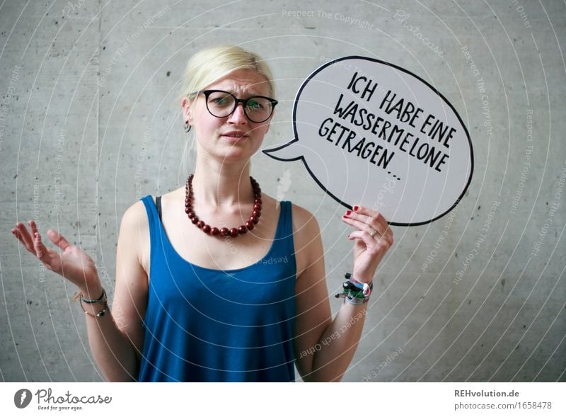 Ich habe eine Wassermelone getragen Mensch feminin Junge Frau Jugendliche 1 18-30 Jahre Erwachsene Brille blond Zopf Beton Schriftzeichen