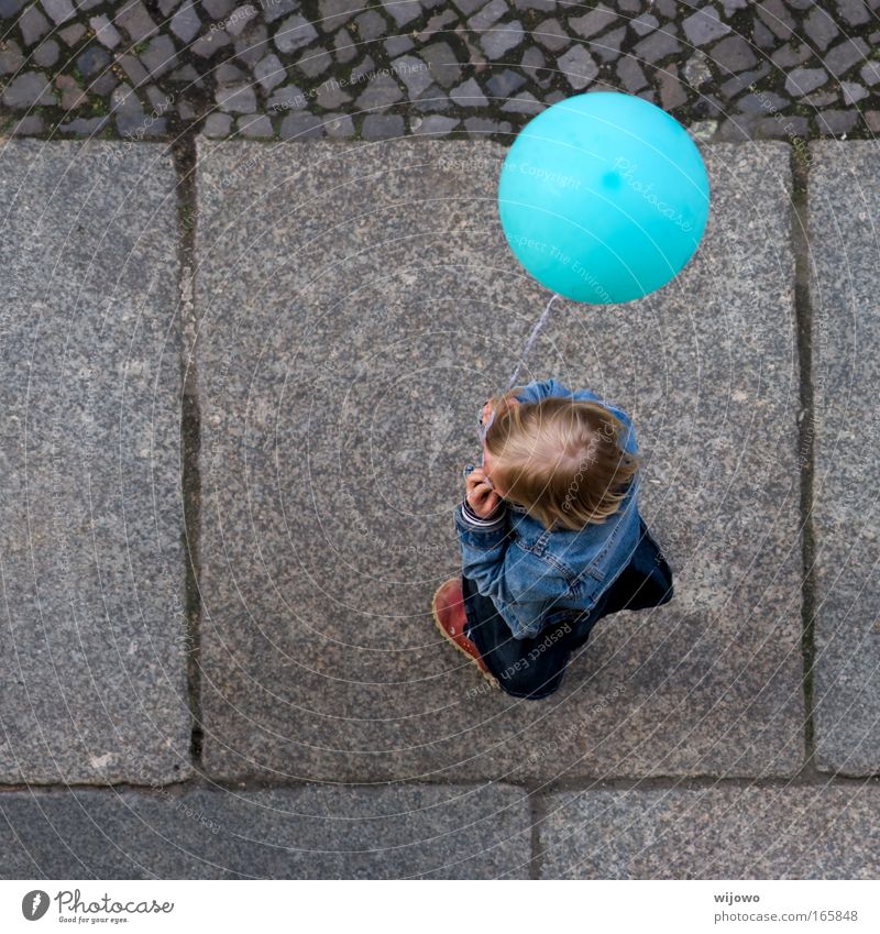 Soll ich oder soll ich nicht? Farbfoto Außenaufnahme Textfreiraum links Hintergrund neutral Tag Vogelperspektive Blick nach vorn Freude Spielen Kinderspiel