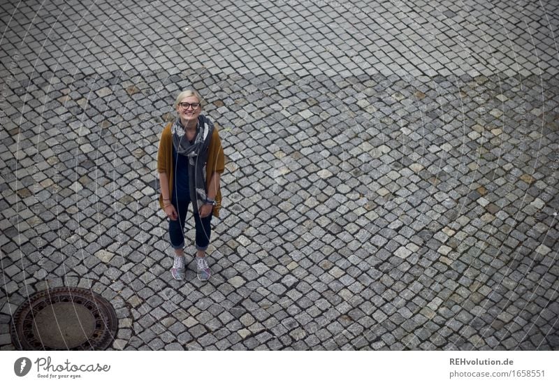 Jule | Kopfsteinpflaster Lifestyle Stil Student Mensch feminin Junge Frau Jugendliche Erwachsene 1 18-30 Jahre Platz Straße Brille Haare & Frisuren blond