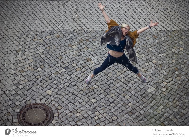 JubelJule Mensch feminin Junge Frau Jugendliche 1 18-30 Jahre Erwachsene Platz Brille blond Bewegung Fitness schreien springen sportlich Coolness Fröhlichkeit