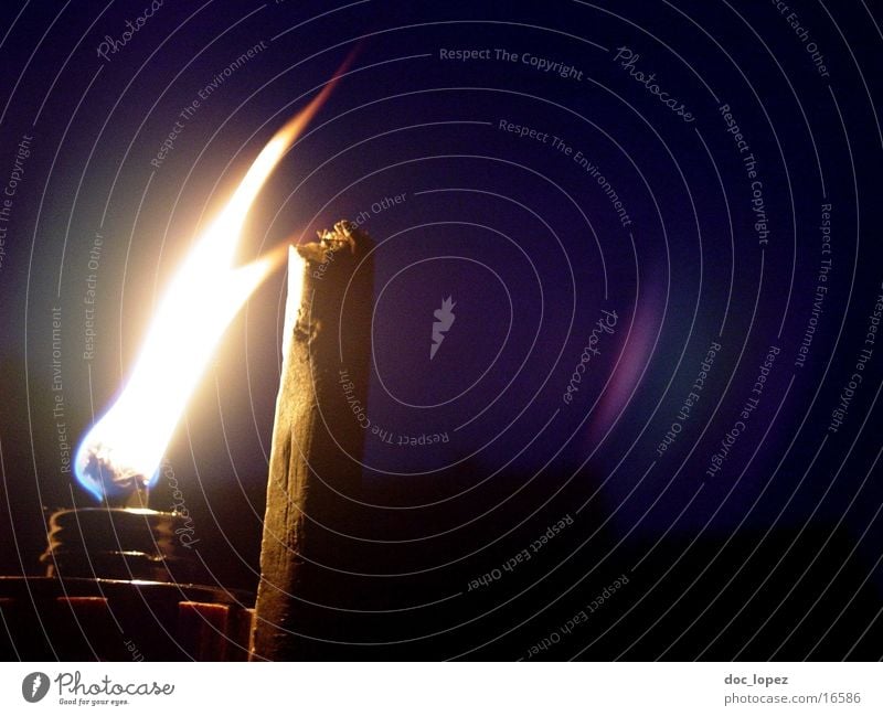 Irrlicht_2 Licht Nacht dunkel erleuchten brennen Stimmung Romantik Camping Freizeit & Hobby violett Dinge Flamme hell Fackel untergehen Brand