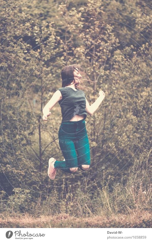 Sprung in die Luft Frau springt springen Freude Happy freudig hüpfen Lächeln Junge Frau Fröhlichkeit Freudensprung