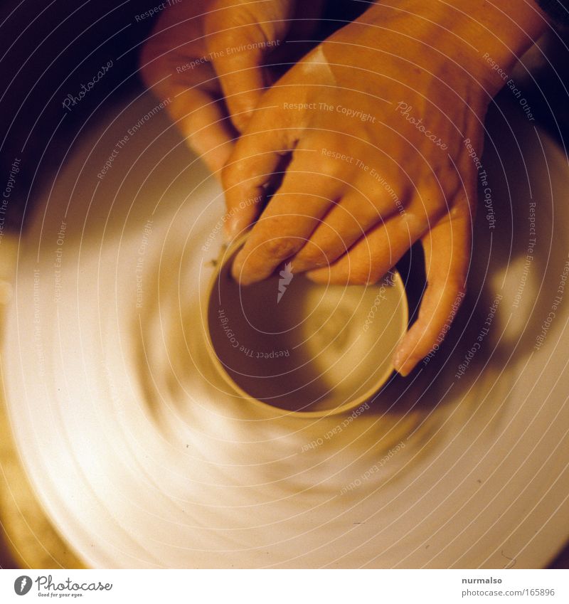 es läuft rund Farbfoto Experiment Kunstlicht Schatten Trinkbecher Tasse Becher Freizeit & Hobby Handarbeit Töpfer Töpferscheibe Motor Bürste Mensch 1