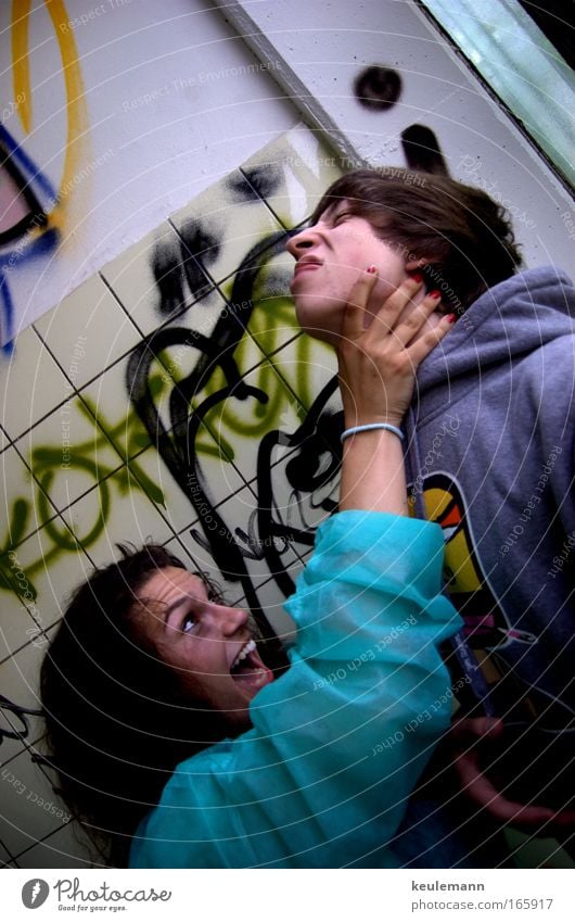 Nervenklinik II Farbfoto mehrfarbig Innenaufnahme Experiment Abend Schatten Kontrast Zentralperspektive Weitwinkel Oberkörper Wegsehen Mensch maskulin 2 Punk