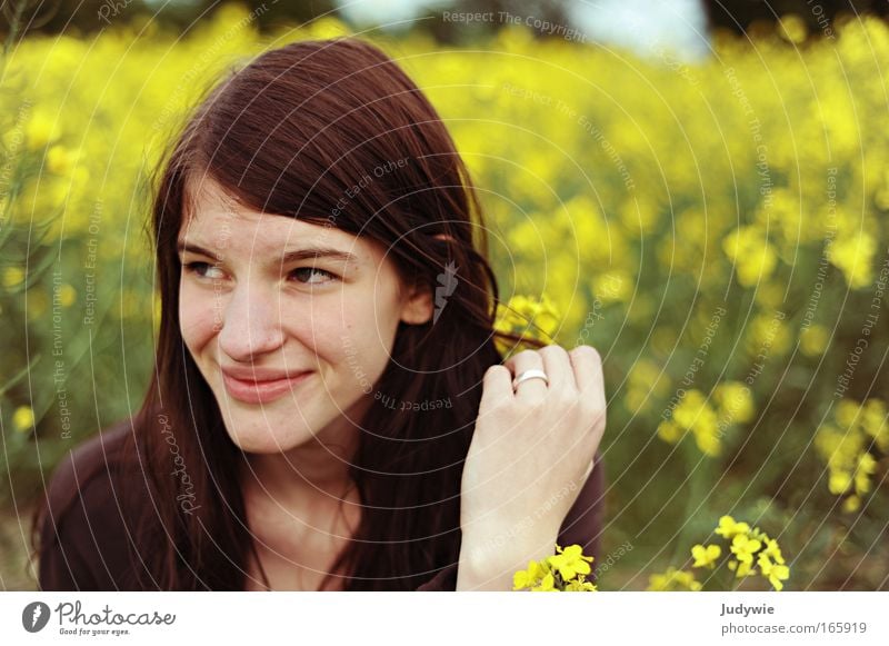 Rapsrike. Farbfoto Außenaufnahme Textfreiraum rechts Tag Schwache Tiefenschärfe Porträt Wegsehen Freude Glück Haare & Frisuren Mensch feminin Junge Frau