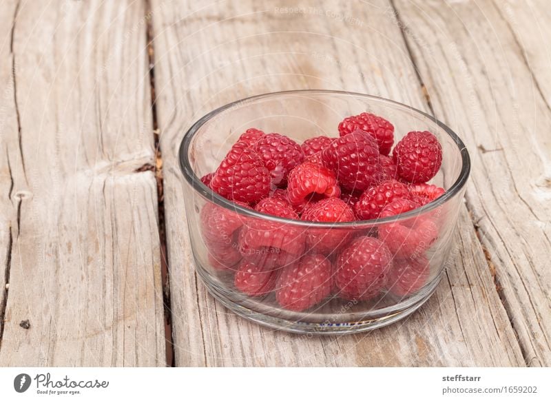 Klarglasschüssel reife Himbeeren Lebensmittel Frucht Ernährung Essen Frühstück Bioprodukte Vegetarische Ernährung Diät Gesundheit Wellness Wohlgefühl Pflanze