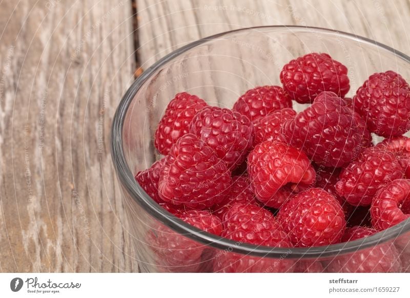 Klarglasschüssel reife Himbeeren Lebensmittel Frucht Ernährung Frühstück Picknick Vegetarische Ernährung Schalen & Schüsseln Glas schön Haut Pflanze Diät rosa