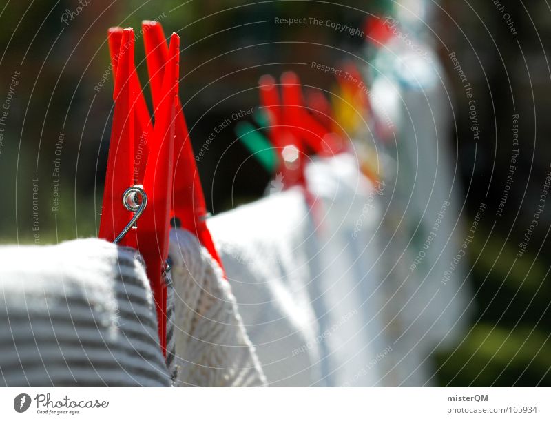 Waschtag. Farbfoto mehrfarbig Außenaufnahme Menschenleer Tag Sonnenlicht Schwache Tiefenschärfe Zentralperspektive Bekleidung trocken Wäsche Wäscheleine Klammer