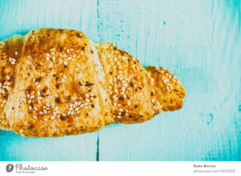 Französisches Croissant auf Tabelle Lebensmittel Süßwaren Ernährung Essen Fastfood Fressen füttern süß blau mehrfarbig gold türkis Farbe Backwaren Tisch