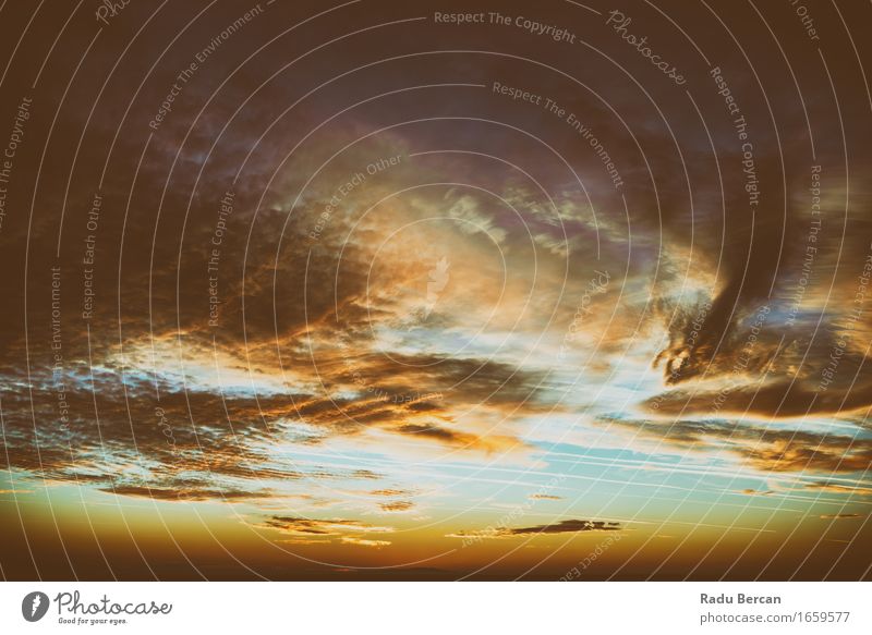 Schöner Sonnenuntergang am bewölkten Sommer-Himmel Freiheit Umwelt Natur Landschaft Luft nur Himmel Wolken Horizont Sonnenaufgang Sonnenlicht Klima Wetter