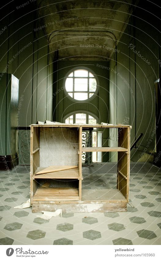 Stilleben Menschenleer Haus Ruine Bauwerk Gebäude Architektur Fenster träumen Häusliches Leben alt ästhetisch außergewöhnlich dunkel kalt Endzeitstimmung