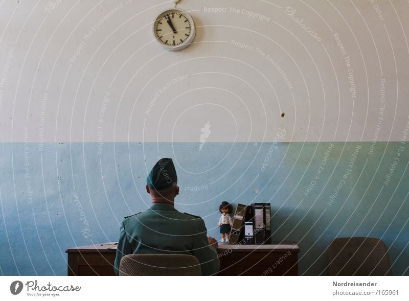 Mein Alptraum Innenarchitektur Uhr Stuhl Raum Beruf Büroarbeit Karriere Erfolg Mensch Mann Erwachsene Leben Rücken 1 Mauer Wand Mütze Aktenordner Zeichen