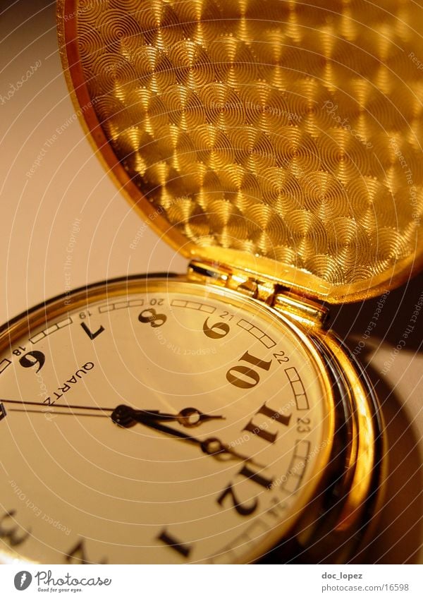 golden_times_2 Taschenuhr Zeit Ziffern & Zahlen Sekundenzeiger Klappe Vergänglichkeit Licht Nostalgie Muster Uhr Dinge Stimmung Schatten Kette Detailaufnahme