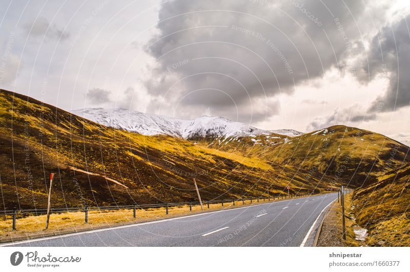 Highland Road Ferien & Urlaub & Reisen Tourismus Ausflug Ferne Expedition Berge u. Gebirge wandern Umwelt Natur Landschaft Urelemente Himmel Wolken Klima Wetter