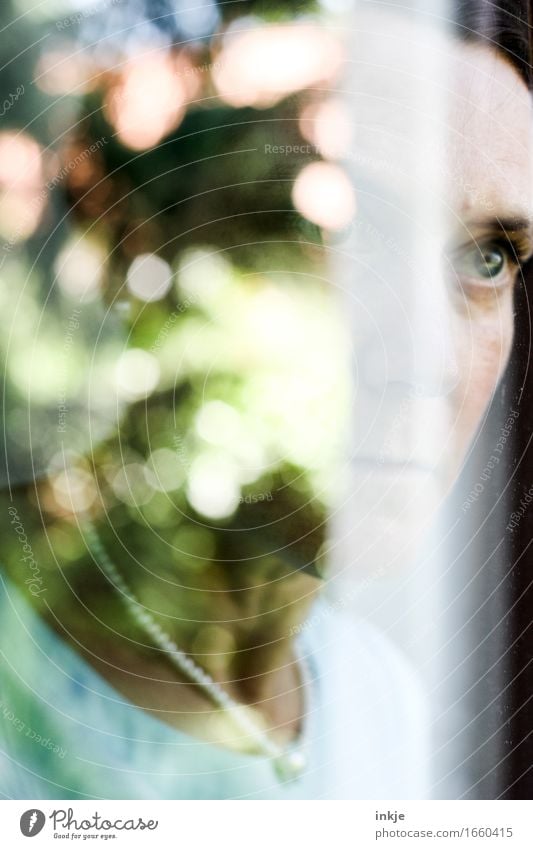 Frauenportrait in der Fensterscheibe gespiegelt Lifestyle Stil Erwachsene Leben Gesicht 1 Mensch Frühling Sommer Schönes Wetter Spiegelbild Unschärfe Denken