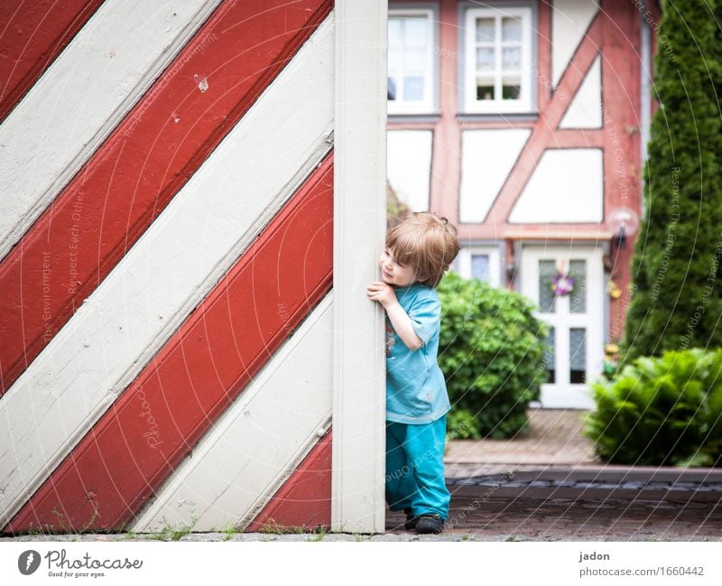 AST 9 | wo bleibt sie denn nur? Mensch Kind Kindheit 1 1-3 Jahre Kleinkind Kunst Haus Tor Bauwerk Gebäude Mauer Wand Fassade Türspion Lächeln Neugier Vertrauen