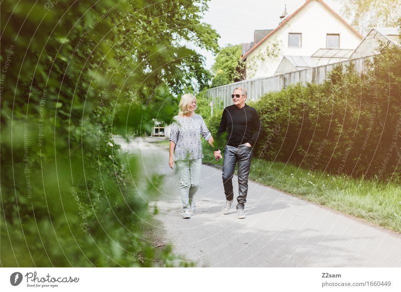 Rentnerpaar beim Spaziergang Freizeit & Hobby Weiblicher Senior Frau Männlicher Senior Mann Paar Partner 60 und älter Landschaft Sommer Schönes Wetter Garten