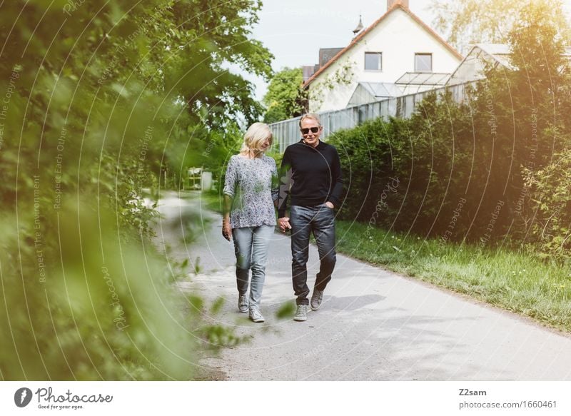 Endlich Sommer Lifestyle Reichtum Stil Landschaft Sonne Schönes Wetter Baum Sträucher Garten Park Sonnenbrille blond Erholung genießen Lächeln Liebe alt