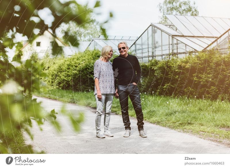 Sommerspaziergang Weiblicher Senior Frau Männlicher Senior Mann Paar Partner 60 und älter Natur Landschaft Schönes Wetter Blatt Erholung genießen Liebe