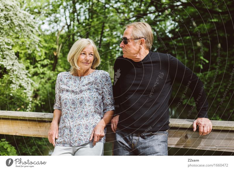 Rentnerpaar Lifestyle Weiblicher Senior Frau Männlicher Senior Mann Paar Partner 60 und älter Sonne Sommer Schönes Wetter Garten Park Erholung genießen Lächeln