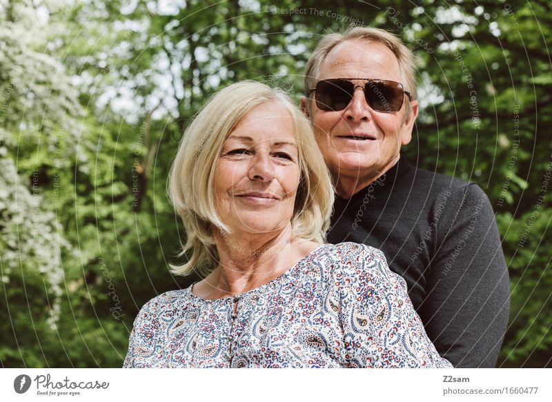 Rentnerpaar im Grünen Lifestyle Weiblicher Senior Frau Männlicher Senior Mann Paar Partner 60 und älter Natur Landschaft Sonne Sommer Schönes Wetter Sträucher