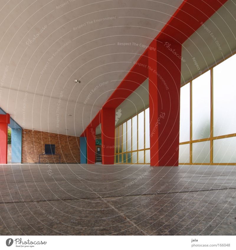 Säulenhalle Farbfoto Außenaufnahme Innenaufnahme Menschenleer Tag Froschperspektive Haus Gebäude Architektur blau mehrfarbig gelb rot abstützen Schulhof