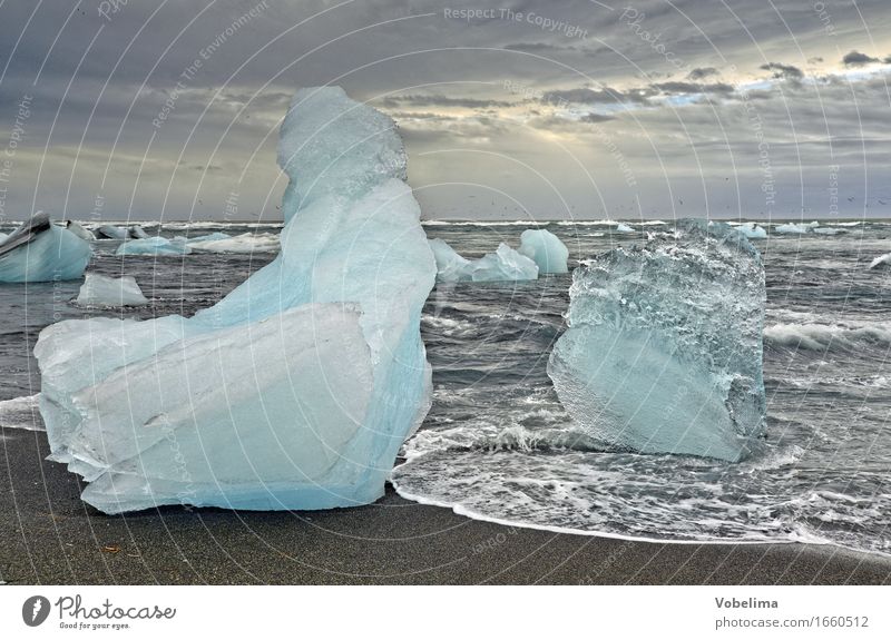 Eis am Jökulsarlon, Island Tourismus Umwelt Natur Landschaft Urelemente Wasser Wolken Klimawandel schlechtes Wetter Meer Insel blau braun grau weiß Farbfoto