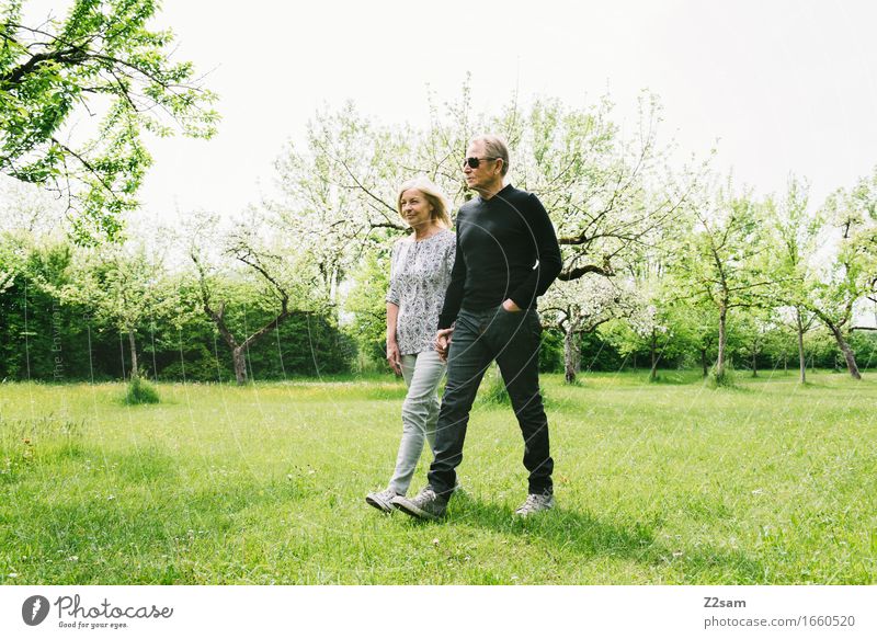 Im Obstgarten elegant Stil Weiblicher Senior Frau Männlicher Senior Mann Paar Partner 60 und älter Natur Landschaft Frühling Sommer Schönes Wetter Sträucher