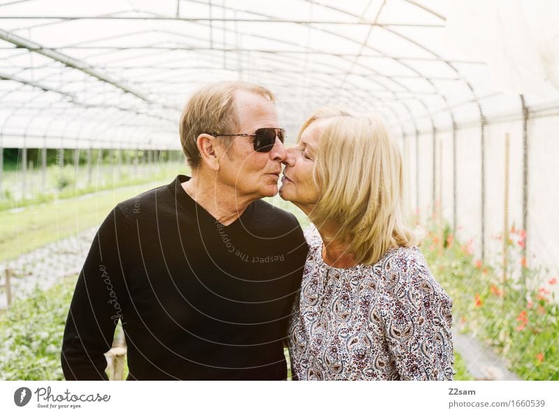 Bussi Bussi Lifestyle Weiblicher Senior Frau Männlicher Senior Mann Paar Partner 60 und älter Natur Landschaft Sommer Schönes Wetter Garten genießen Küssen