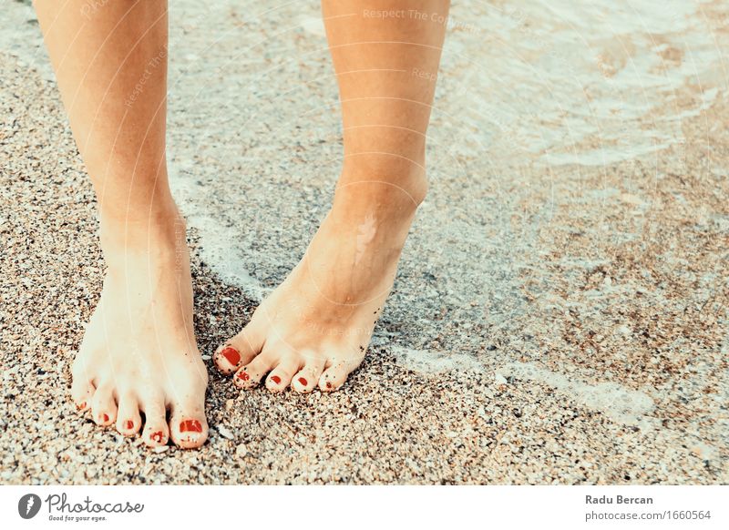 Mädchen mit Hydrophobie (Ängste des Wassers) auf dem Strand Lifestyle schön Pediküre Gesundheit Gesundheitswesen Wellness Schwimmen & Baden Sommer Sommerurlaub