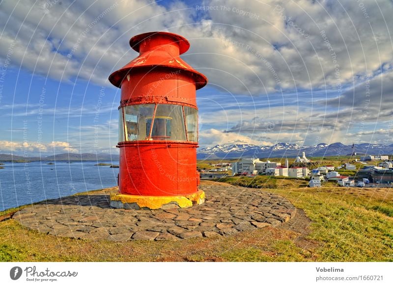 Leuchtturm bei Stykkisholmur, Island Tourismus Ferne Sightseeing Küste Fjord Fischerdorf Hafenstadt Bauwerk Gebäude blau braun mehrfarbig gelb grün orange rot