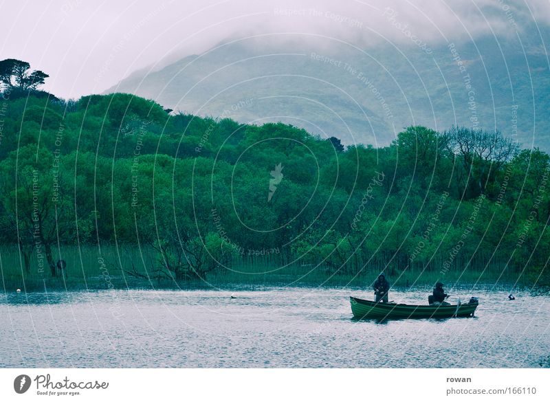 geduld Farbfoto Gedeckte Farben Textfreiraum oben Angeln warten nass kalt geduldig Wasserfahrzeug See Seeufer Regen Nebel grün Gebirgssee Angler Fischerboot